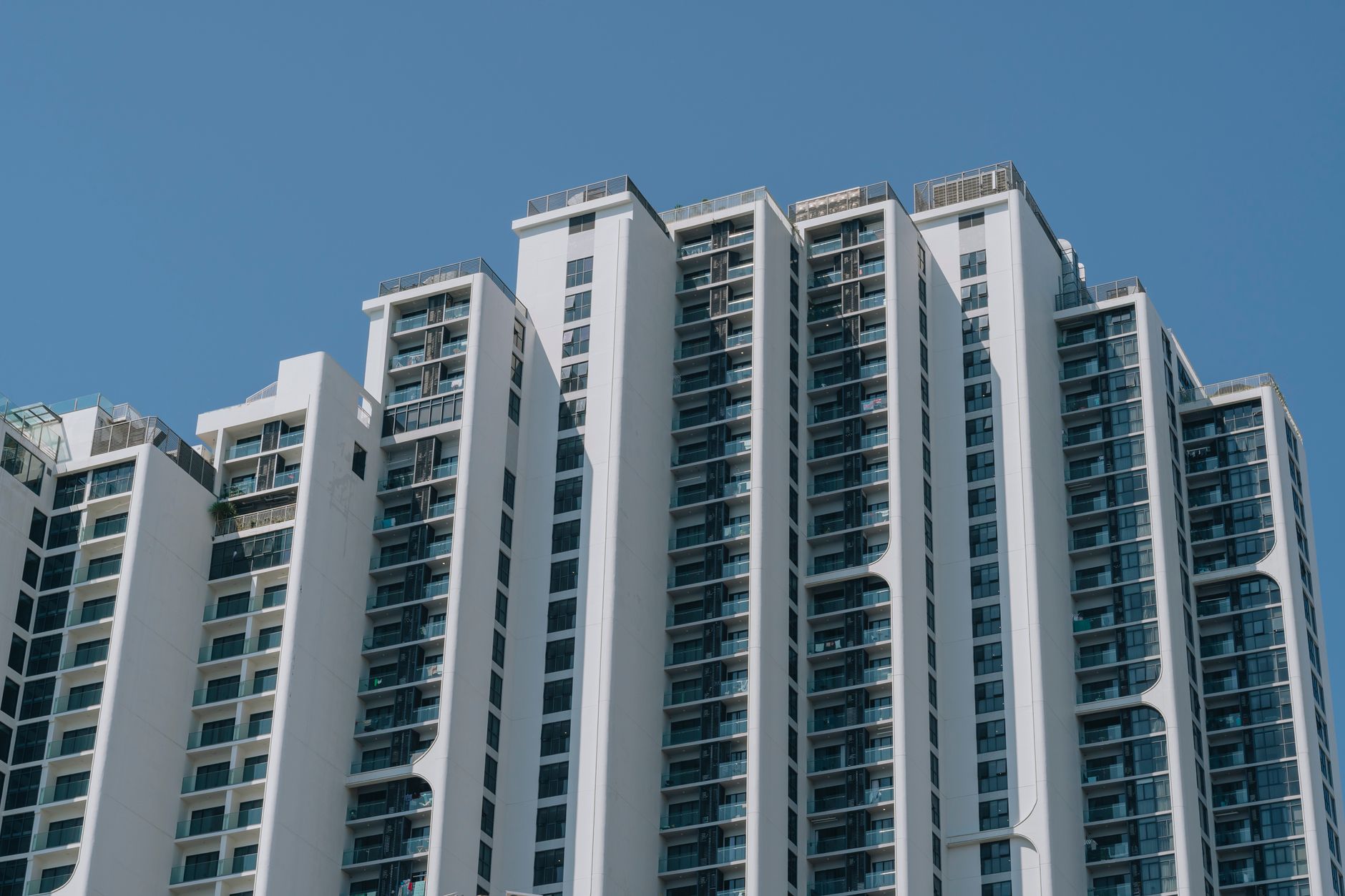 Investasi properti under market value vs saham mana lebih aman